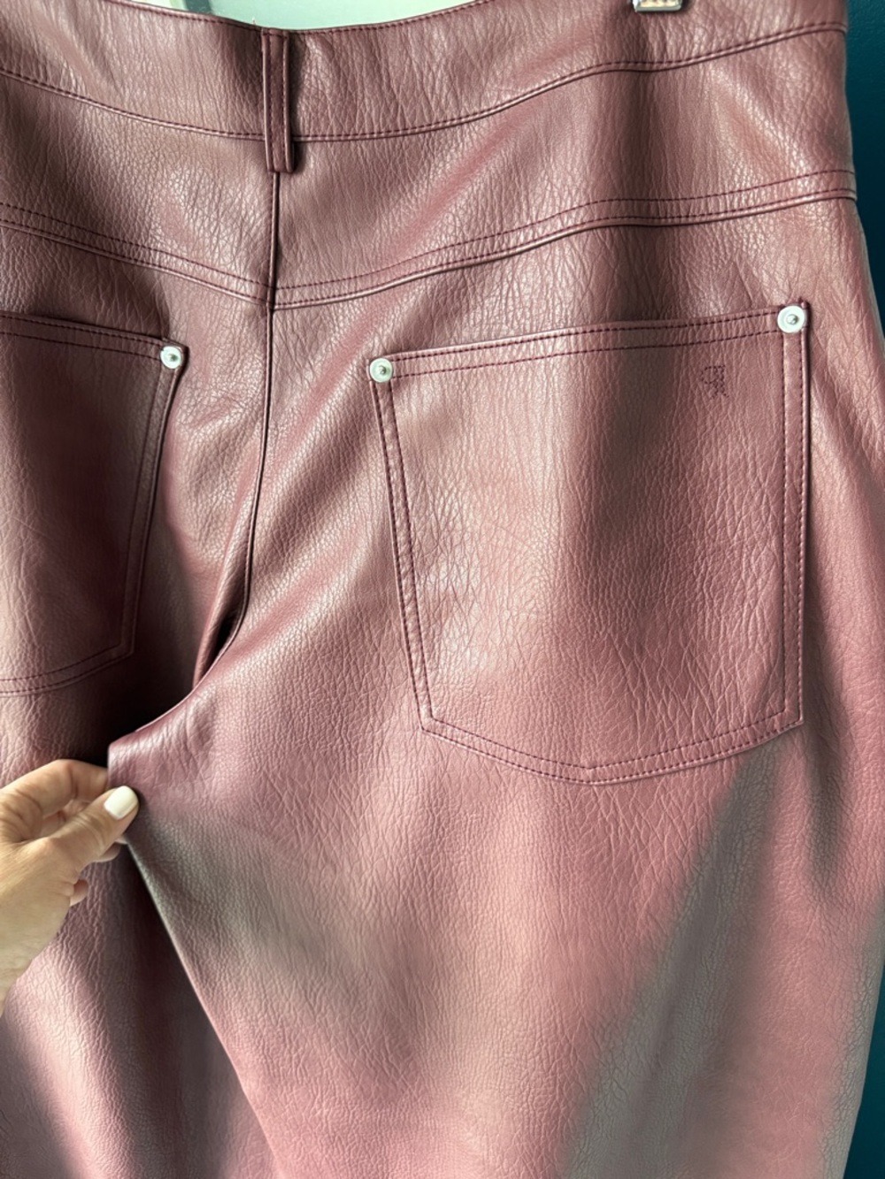 Pilcro Oxblood “twisted” Balloon / Barrel pleather pants - Picture 5 of 11